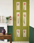 Annie Sloan har förstorat designen för att göra ett underbart pråligt och blommigt konstaterande mot en bakgrund av Original (finns som Chalk Paint™ och Annie Sloan Wall Paint). ® The Royal Horticultural Society.