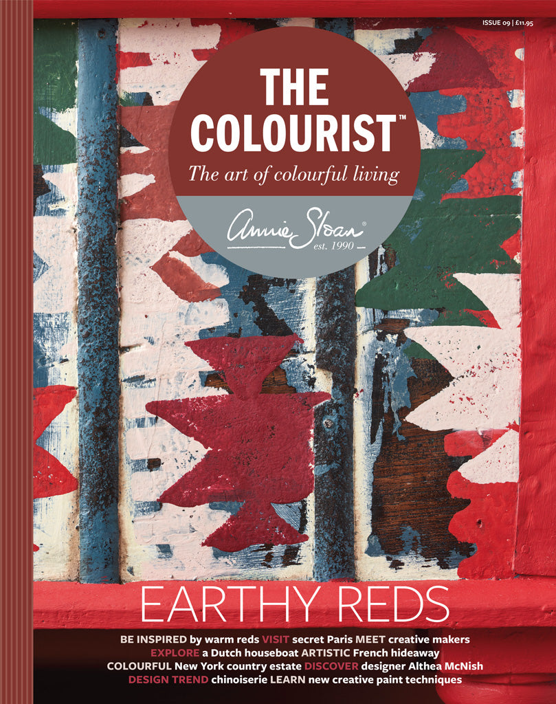 The Colourist Issue 9 är här! Det här numret handlar om röda färger och är som alltid proppfullt med hem-hos-reportage, instruktioner och unik inspiration från Annie själv.