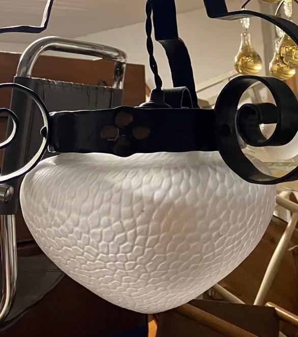 Ute i Europa kallades stilen oftast för Art Deco och kännetecknar en elegant och tjusig stil.