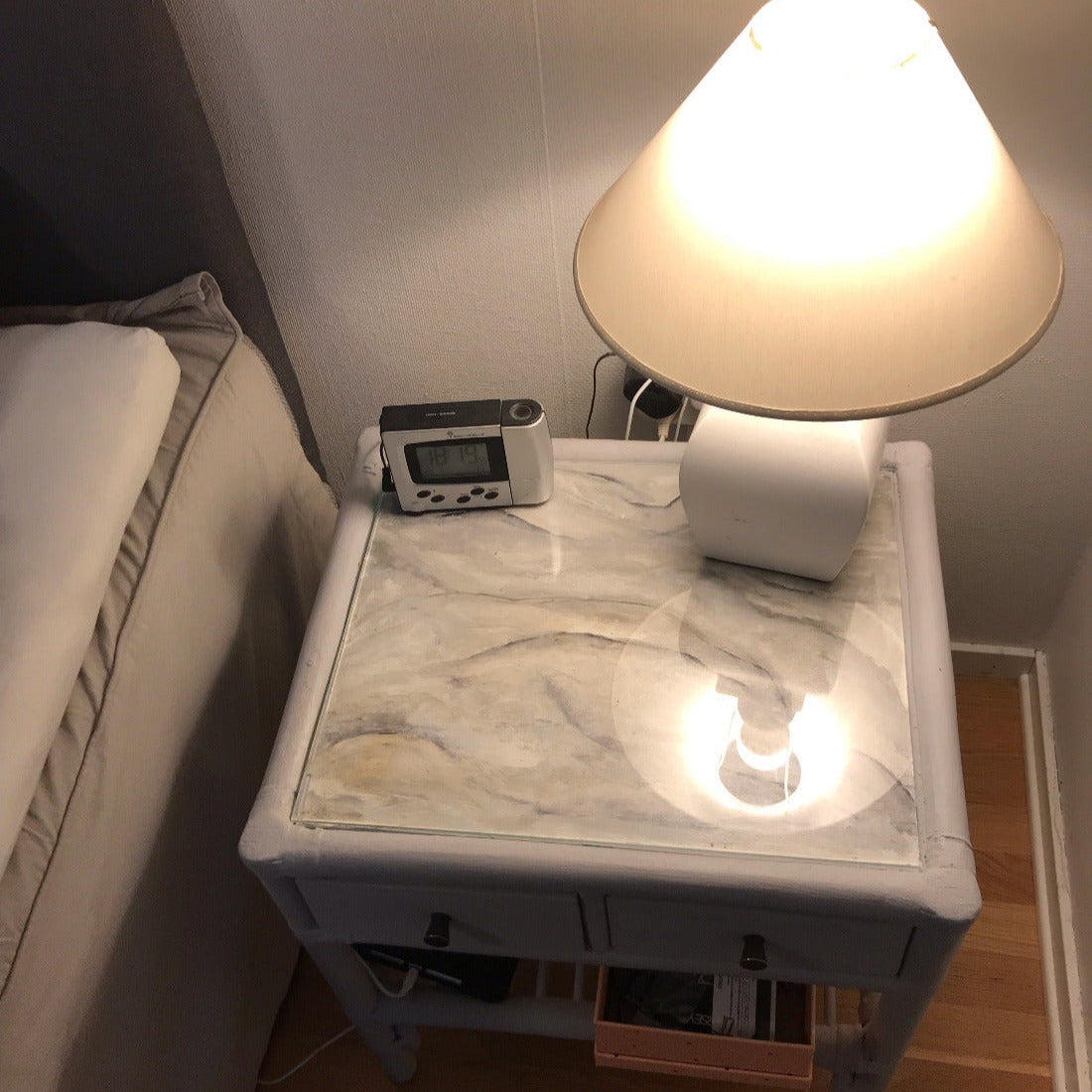 Ett nattduksbord som en nöd kund har målat på en workshop.