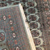 Vacker Bochara matta med baksidan synlig.