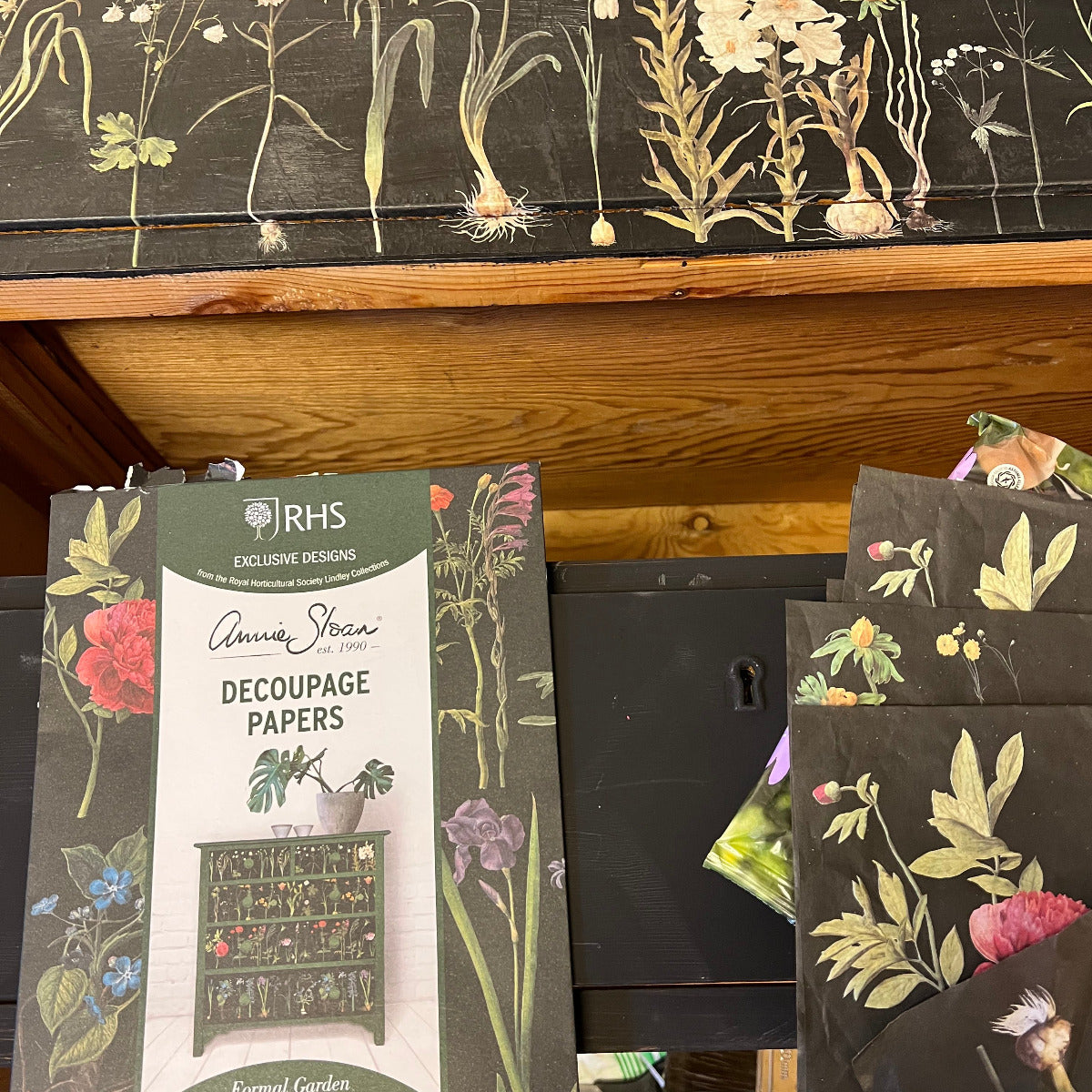 På lådorna har vi därför satt decopagepapper med trädgårdsblommor, RHS Decoupage Formal Garden, som Annie Sloan har tagit fram i samarbete med The Royal Horticultural Society I Storbritannien
