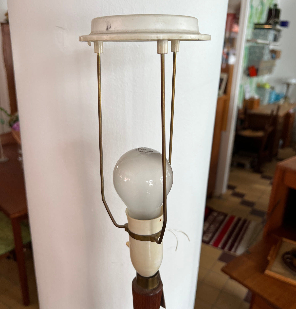 Golvlampa i teak tillverkad i Danmark