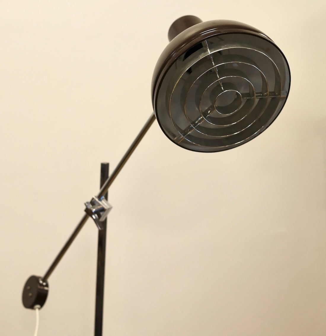 Lackerad golvlampa från 1960/-70-talet