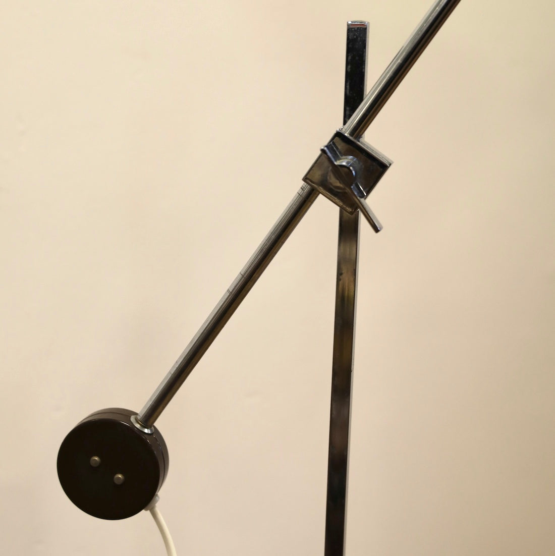 Lackerad golvlampa från 1960/-70-talet