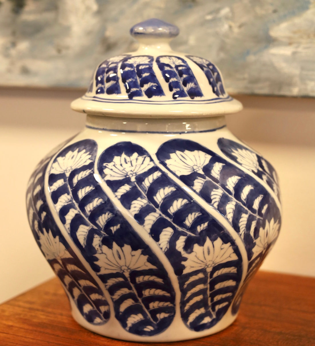 Den här typen av burkar har sitt ursprung i Kina och användes traditionellt för att förvara kryddor, särskilt ingefära, därav namnet, ginger jar.