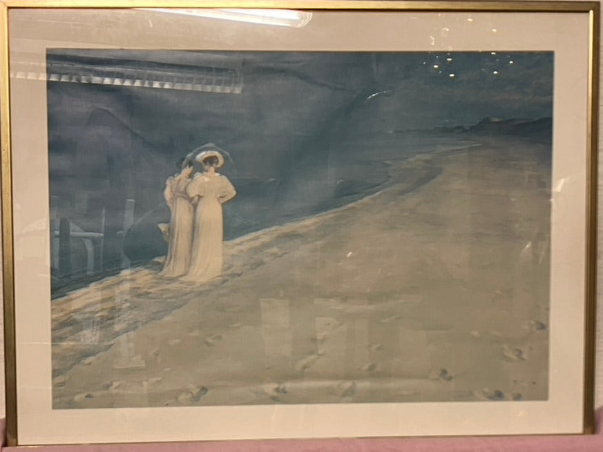 Målningen skildrar konstnären P.S. Krøyers hustru, Marie Krøyer, som promenerar längs stranden tillsammans med Anna Ancher.