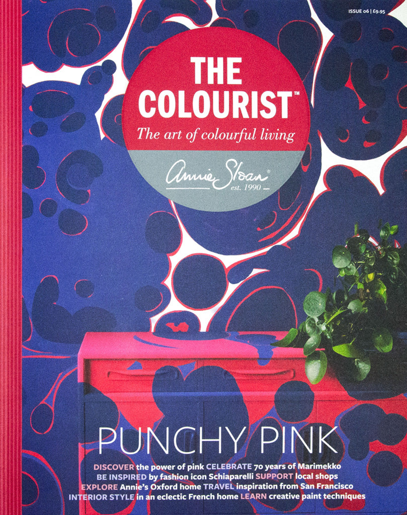 The Colourist nr 6&nbsp;fokuserar på en palett av Chalk Paint™ i Capri Pink, Oxford Navy och Old White. Detta numrets exklusiva gratispresent är en blommig stencil, som ingår tillsammans med ett steg-för-steg från Annie själv. 