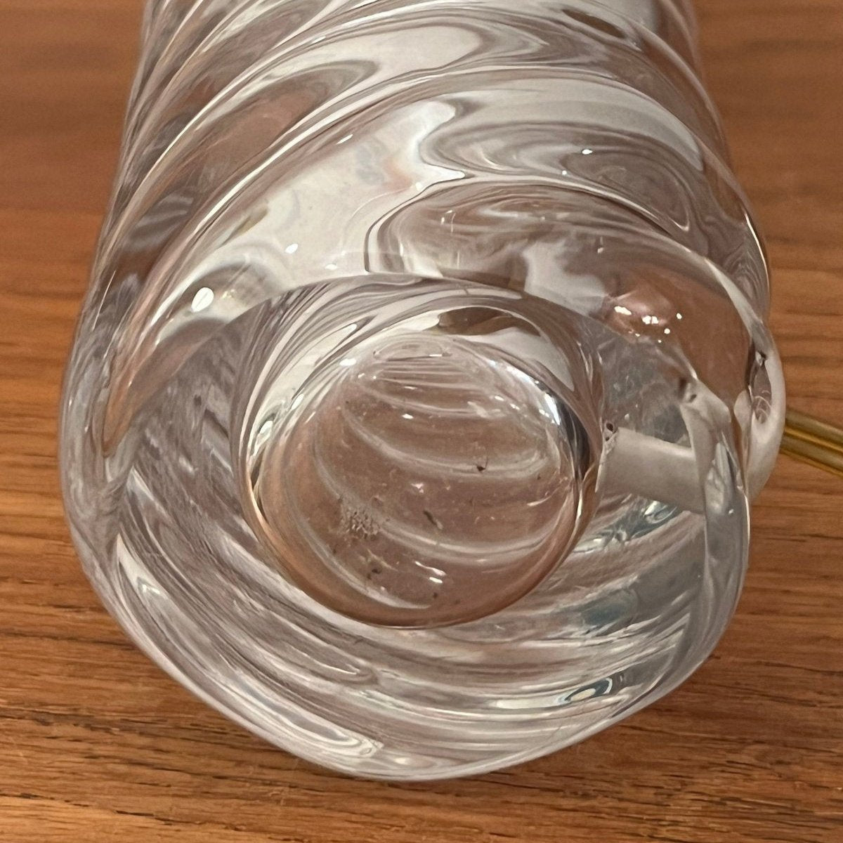 Lampfot i klar glasmassa tillverkad vid Reijmyre glasbruk.