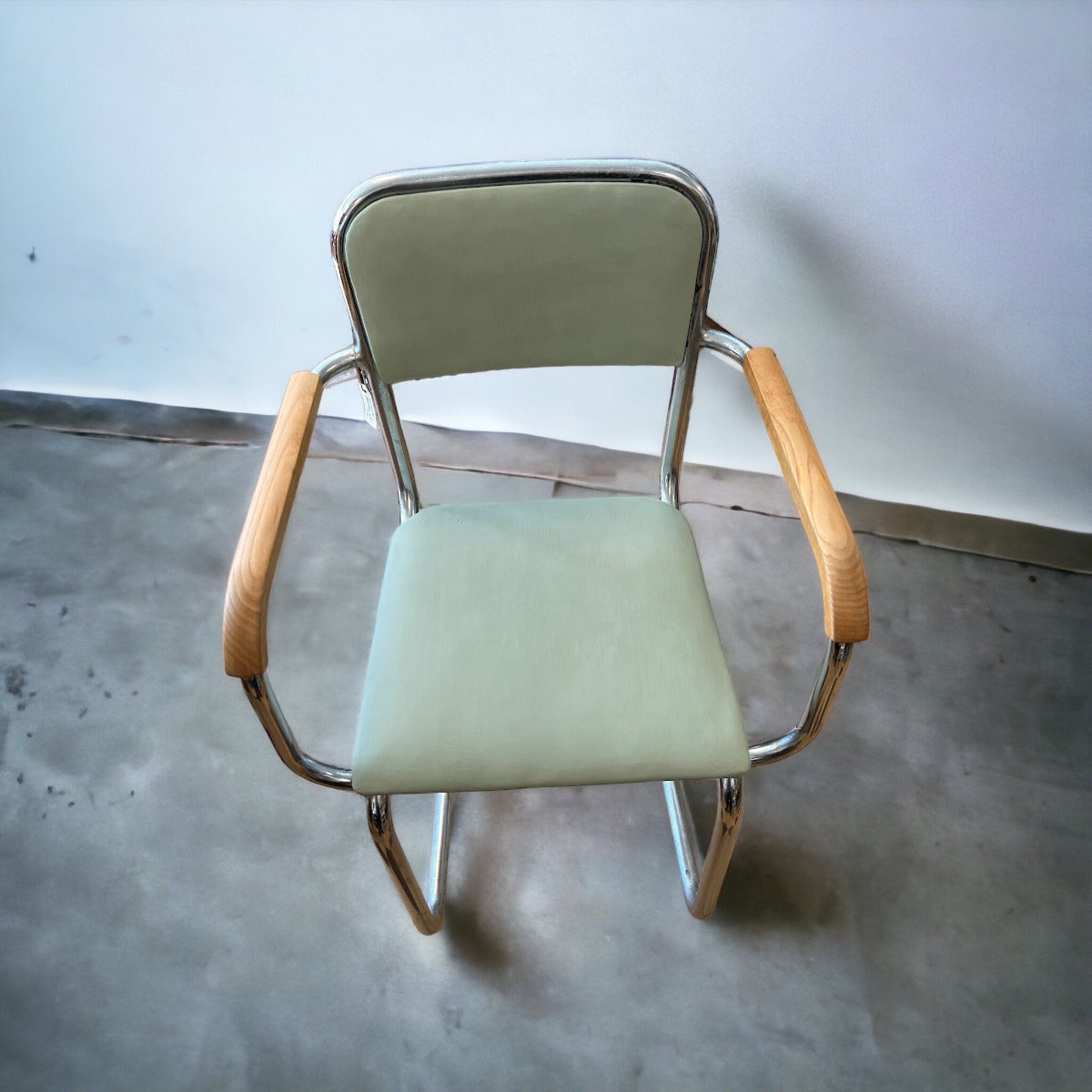 Underbar funkisfåtölj renoverad och målad i Chalk Paint Coolabah Green från Annie Sloan.
