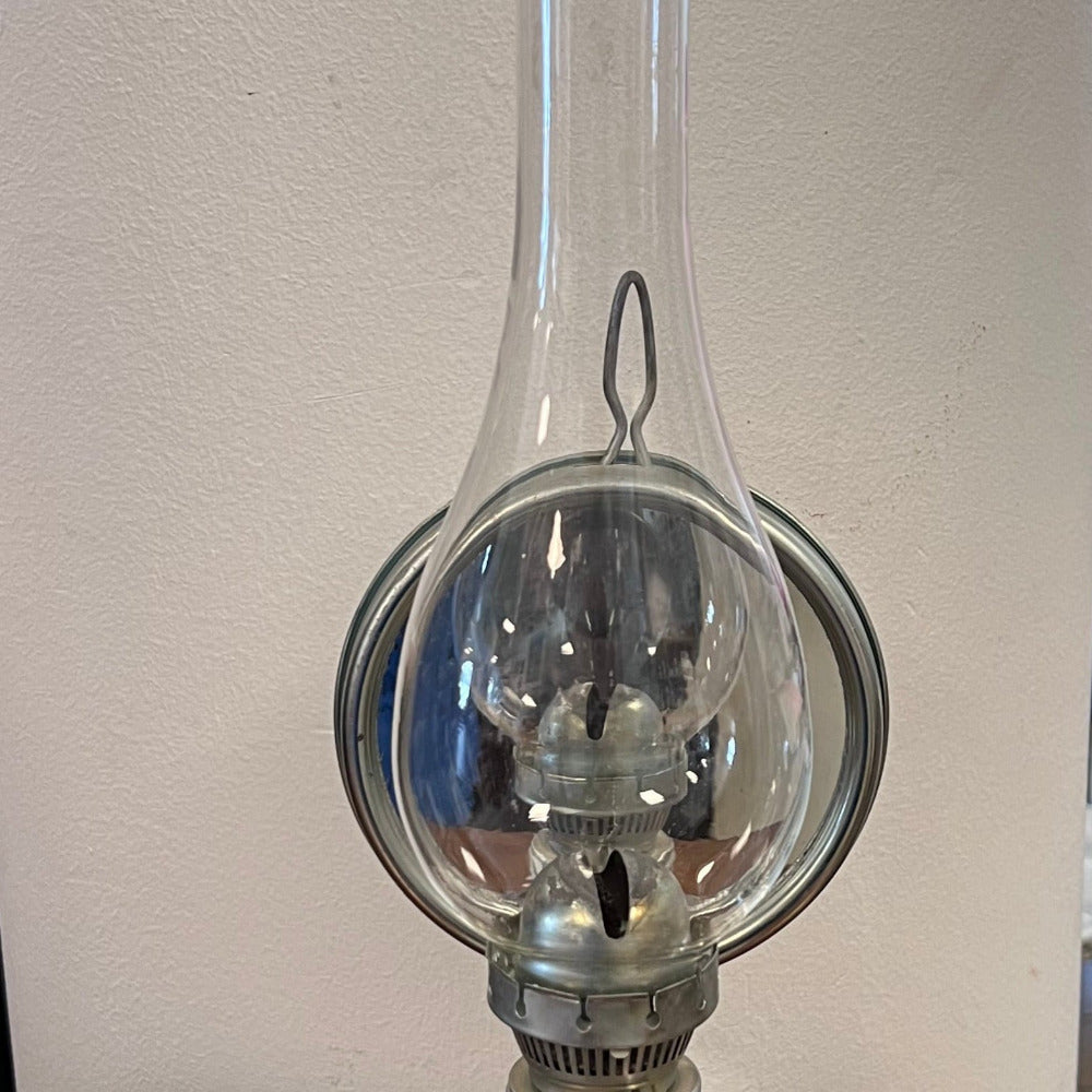 Underbar fotogenlampa som är vägghängd.