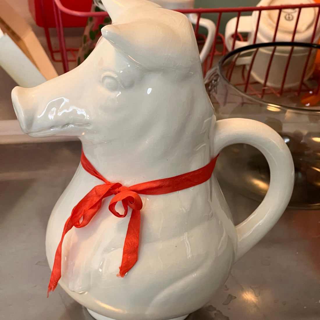 En riktig karaktär på bordet! Denna unika vita kanna med form av en charmig liten gris är tillverkad av Burleigh Ironstone i Staffordshire, England