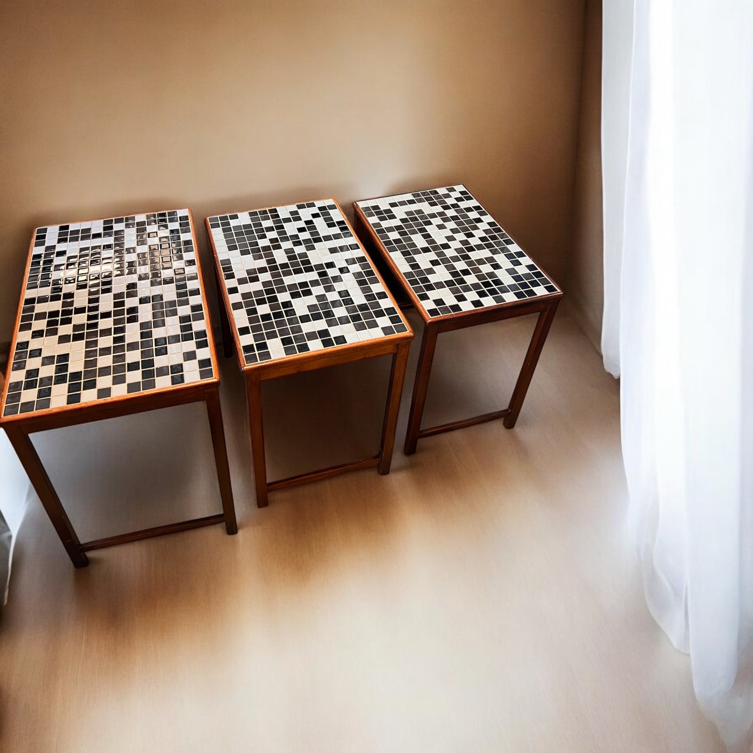 Satsbord i teak och mosaik