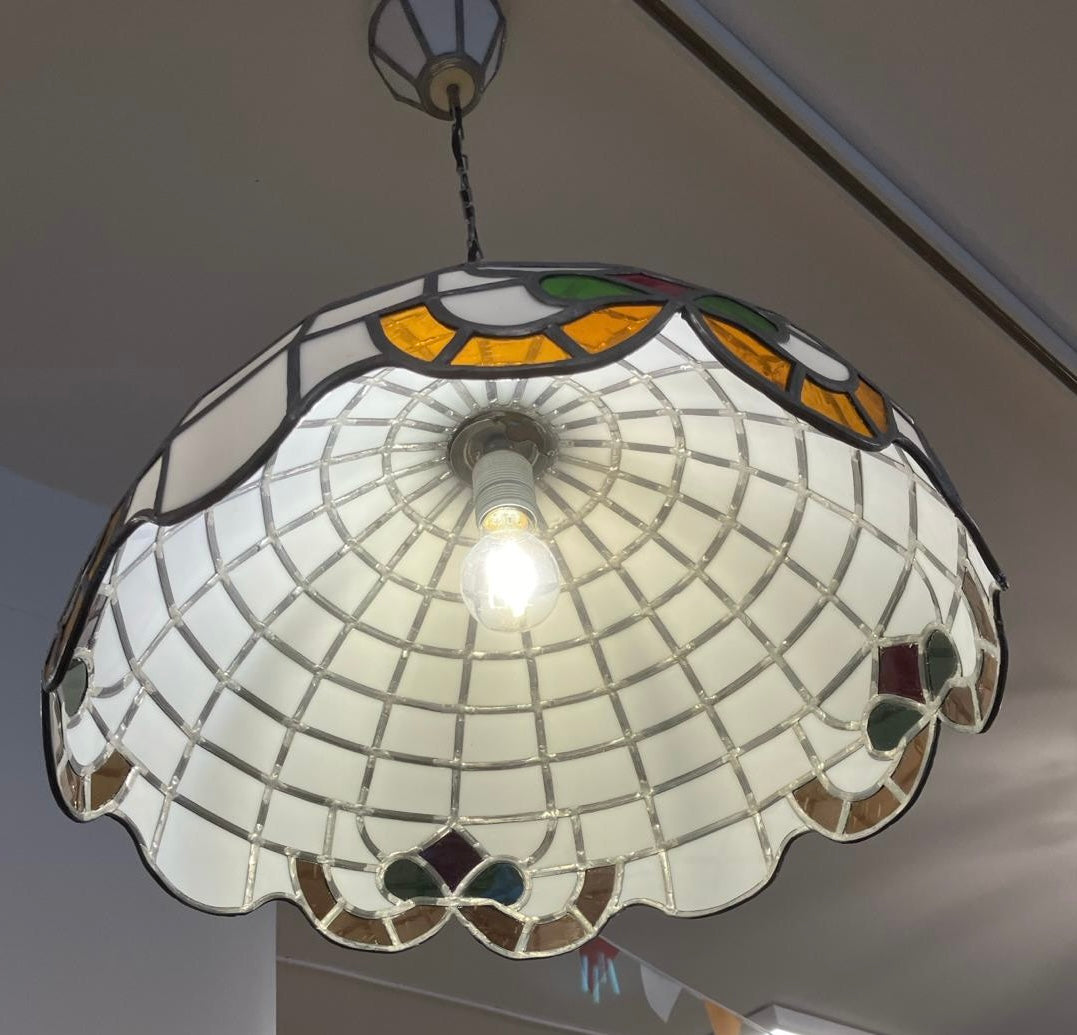 Tiffanylampan blir ett vackert smycke i ditt hem, oavsett om den hänger matrummet, köket eller sovrummet. 