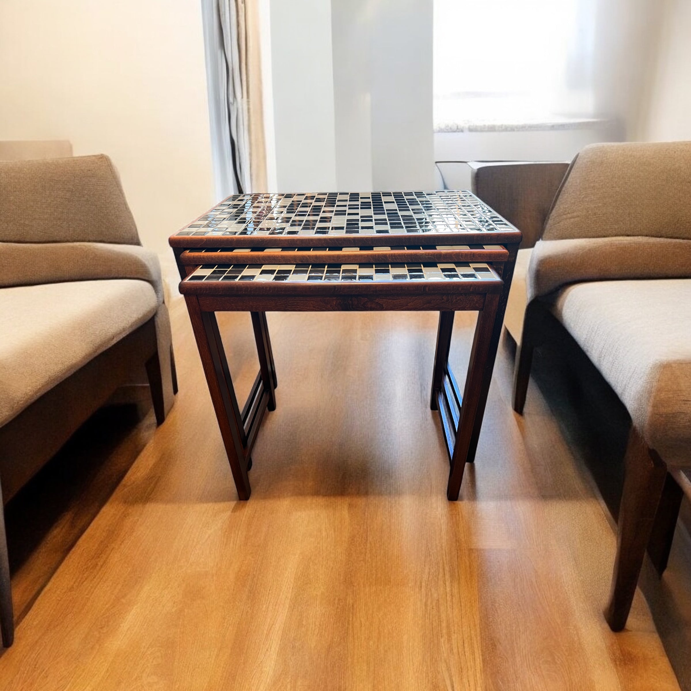 Satsbord i teak och mosaik