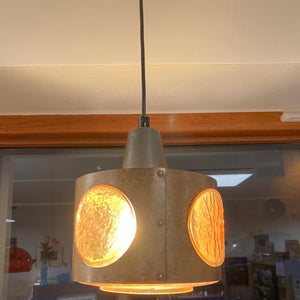 Nanny Still's lampa är inte bara en belysningskälla utan en konstnärlig uttrycksform som belyser och förskönar rummet, och den är ett strålande exempel på den innovativa design som kännetecknade 60-talets era. 