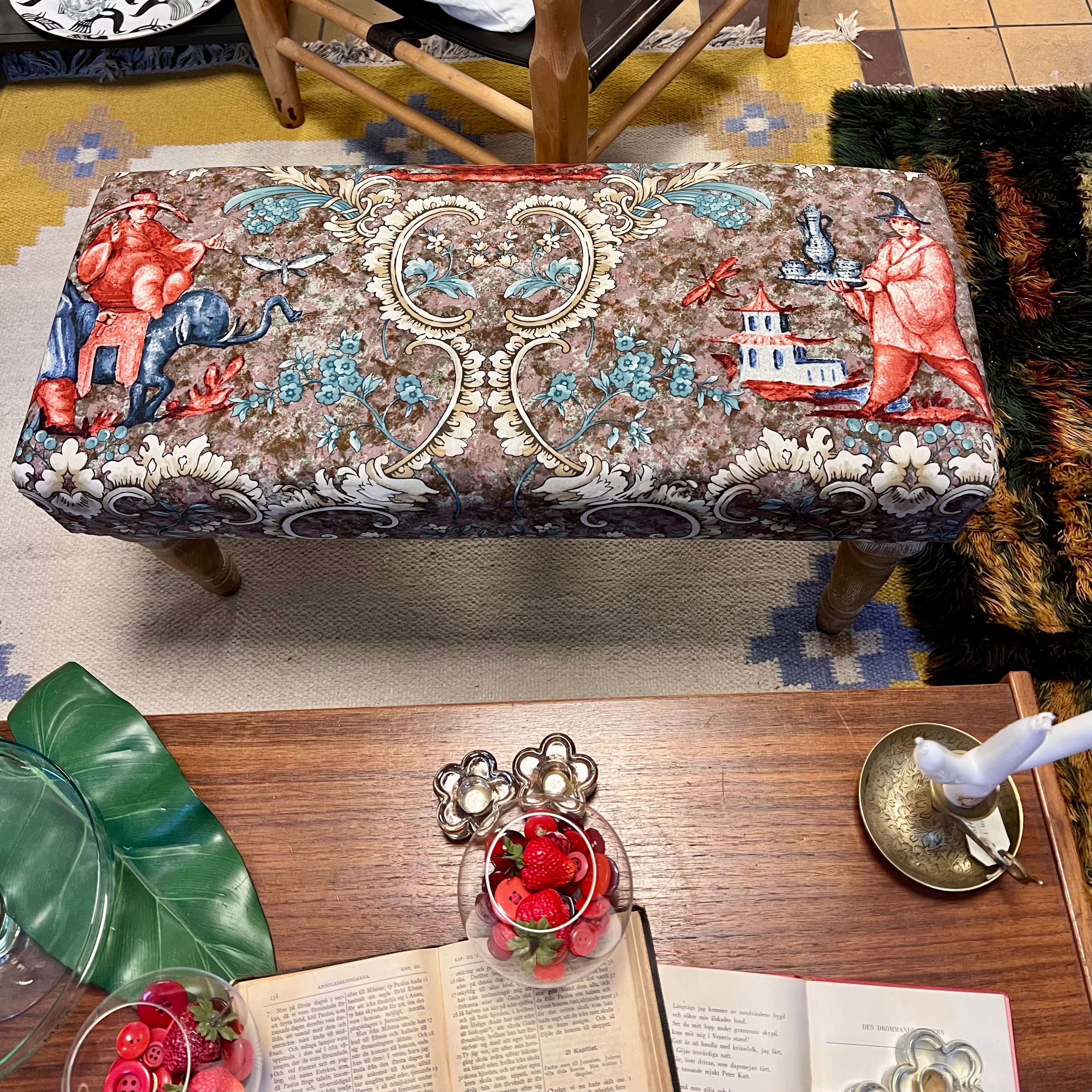 Modern sittpall i gustaviansk stil