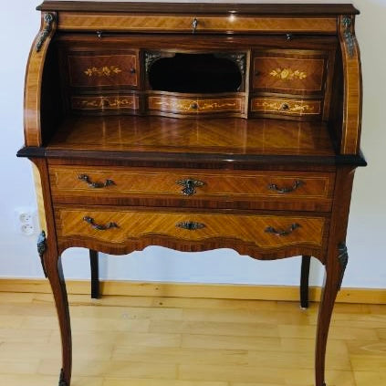 Elegant sekretär med rullklaff
