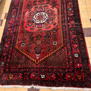 Persisk matta i rött med fin patina