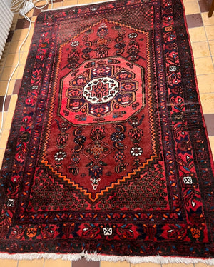Persisk matta i rött med fin patina