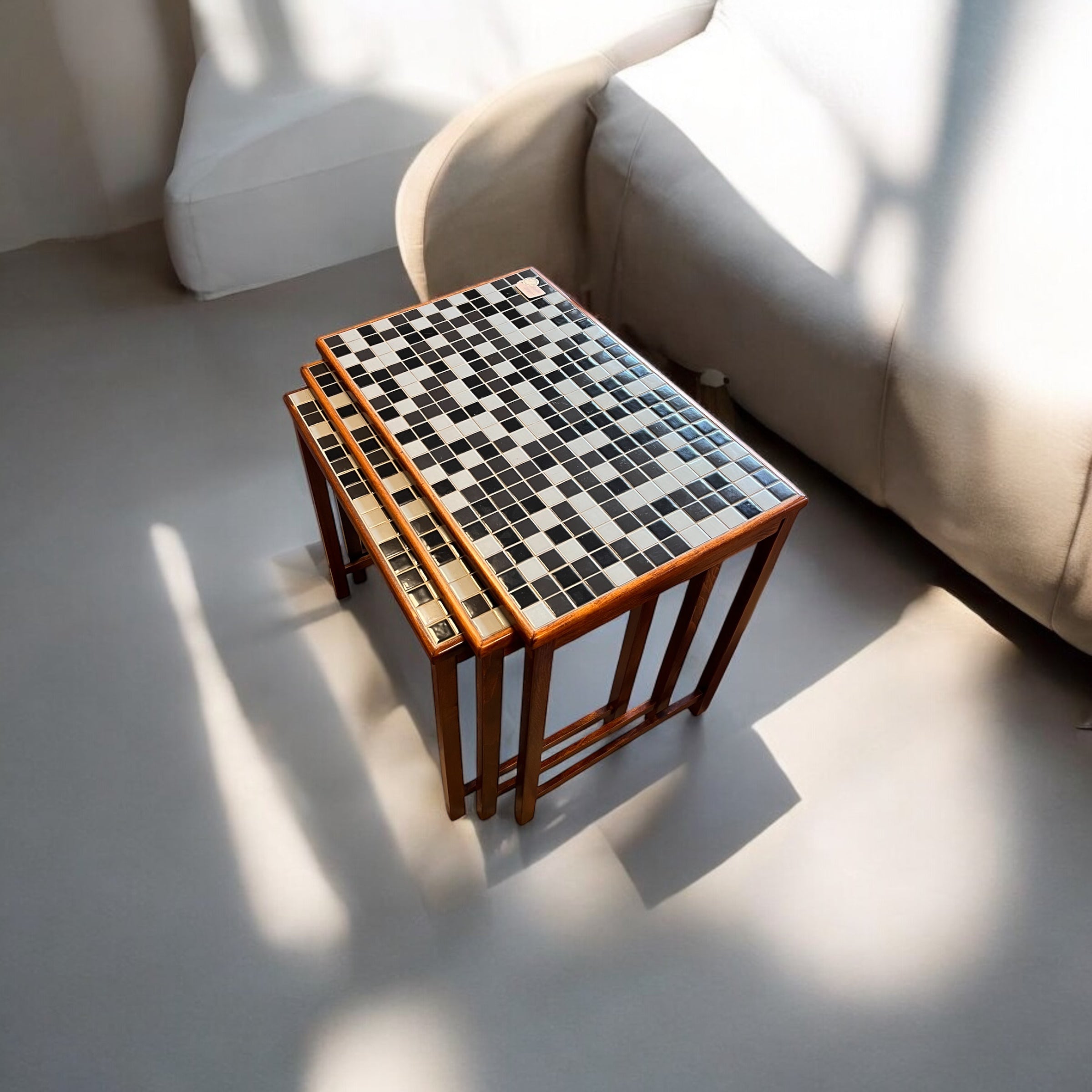 Satsbord i teak och mosaik