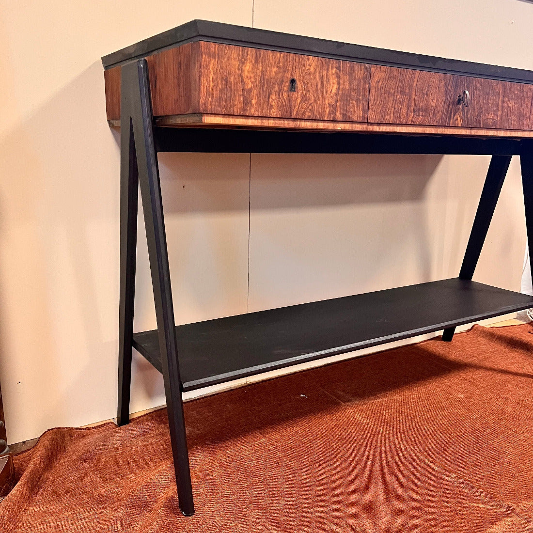 De A-formade benen och den praktiska hyllan under bordsskivan är målade i Satin Paint från Annie Sloan, vilket ger möbeln en mjuk, matt finish med industriell känsla.