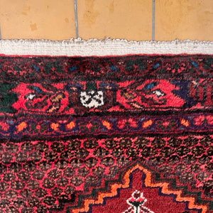 Vacker persisk matta i rödbrunt och fina mönster som finns hos GRETRO.