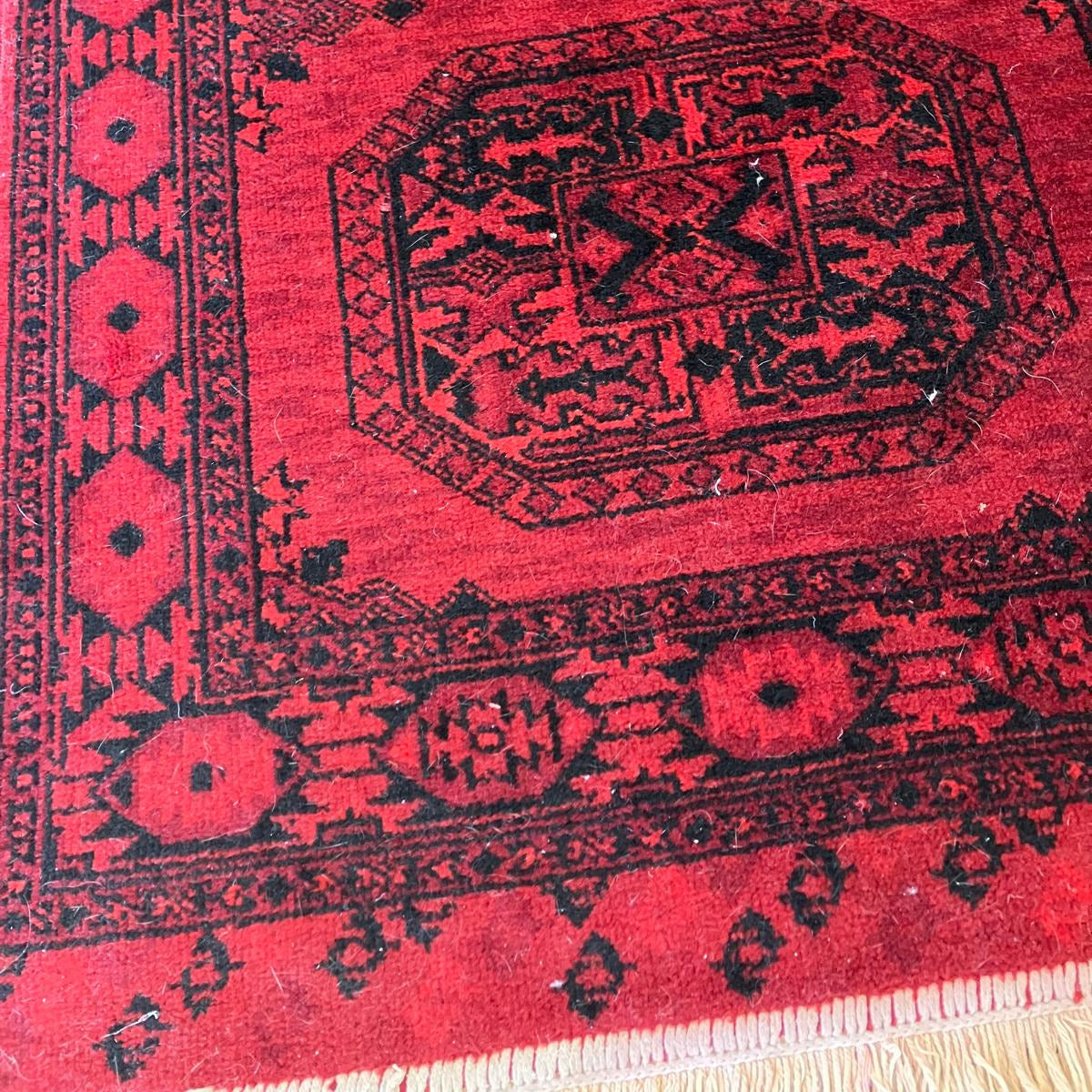 Afghanmatta i rött med fin patina