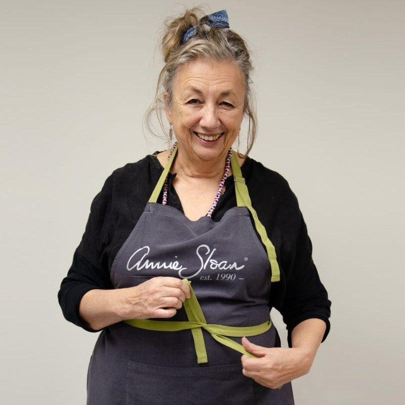 Annie Sloans förkläde i grått slitstark bomulltyg.