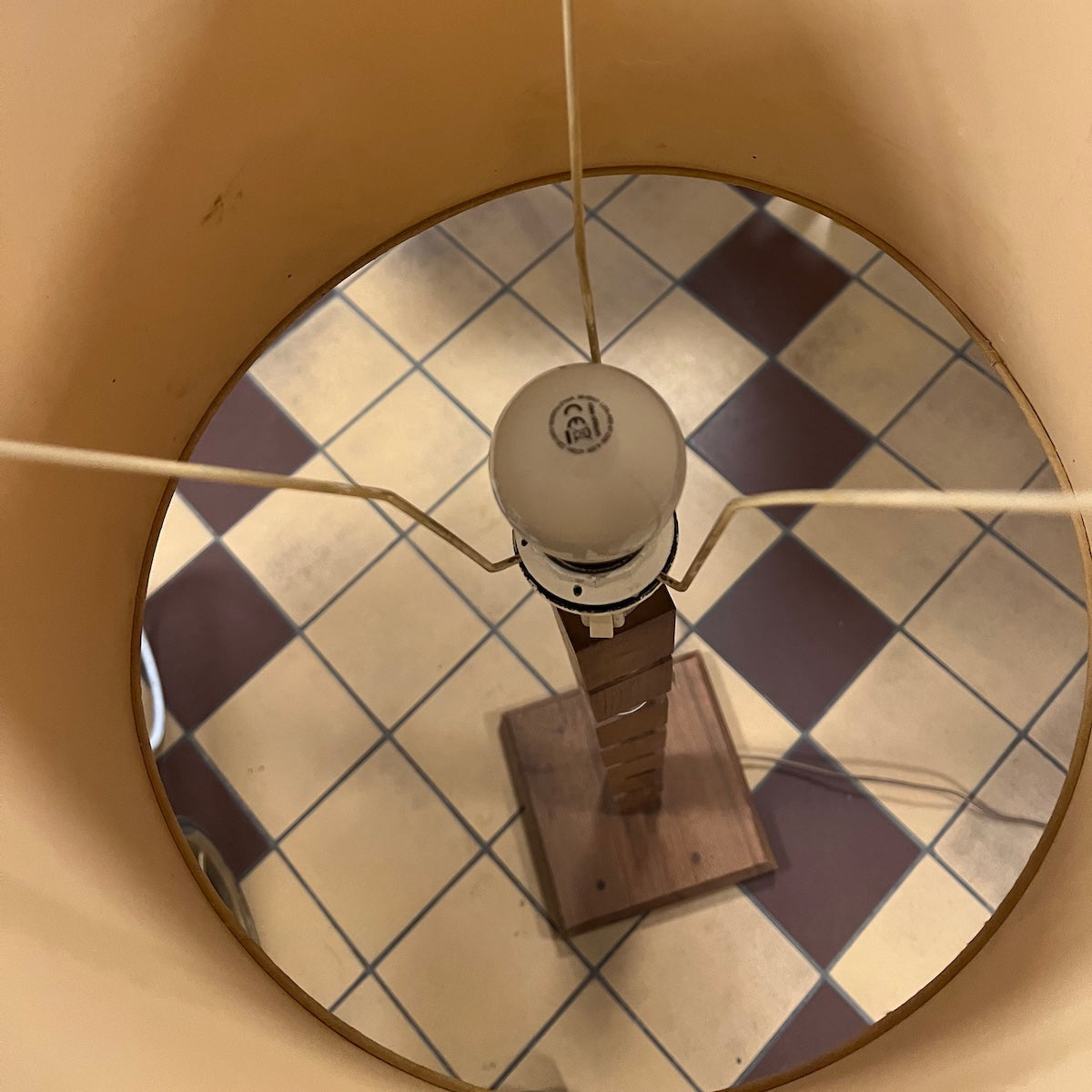 Armaturen fungerar perfekt på denna golvlampa och ger ett mysigt gult sken.