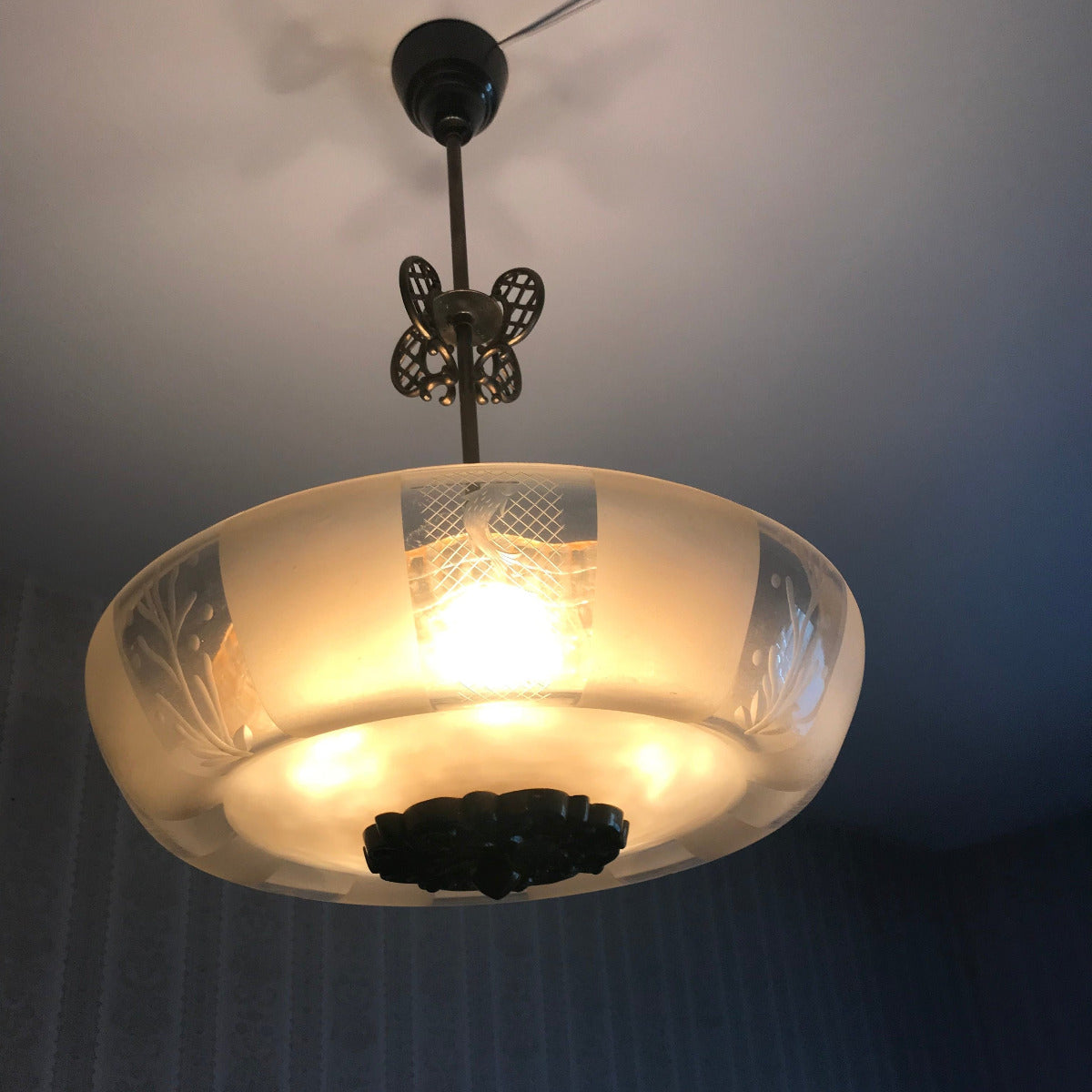 Armaturen har mässingsdetaljer och ett dekorativt fäste.