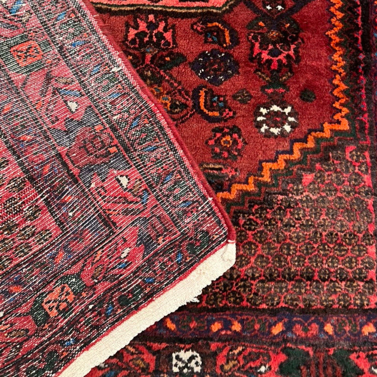 Dessa mattor från norra Persien har oftast en härlig varm rödbrun bottenfärg och många konstnärliga detaljer. 