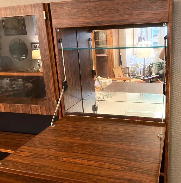 Barskåpet är rejält tilltaget och är försett med spegelglas och en glashylla inuti. 