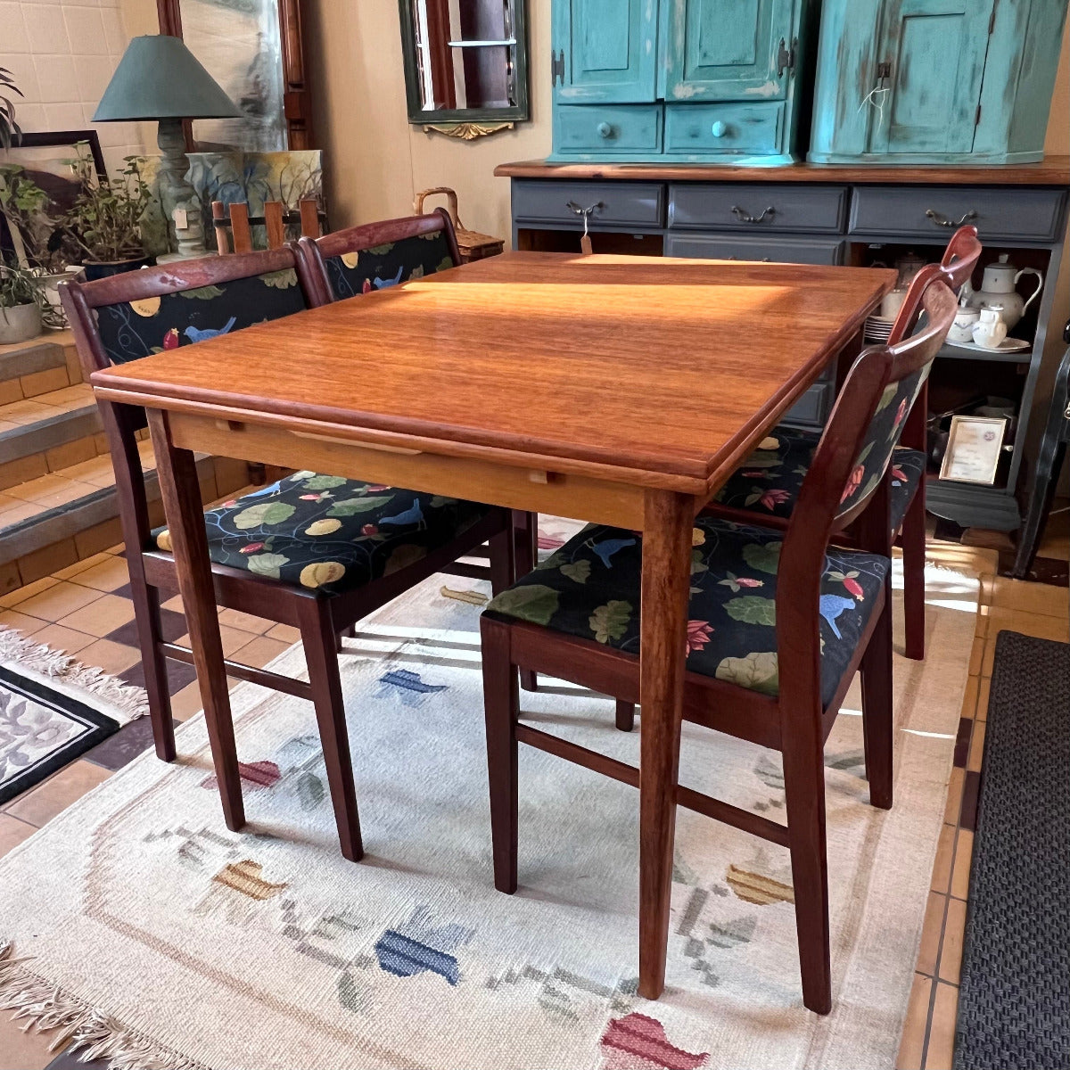 Benen är lätt avsmalnande och ger bordet ett luftigt och tidstypiskt uttryck