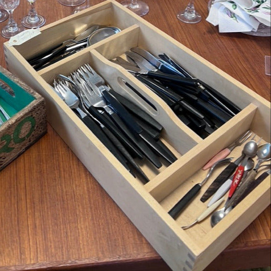 Bestick med svart bakelitskaft