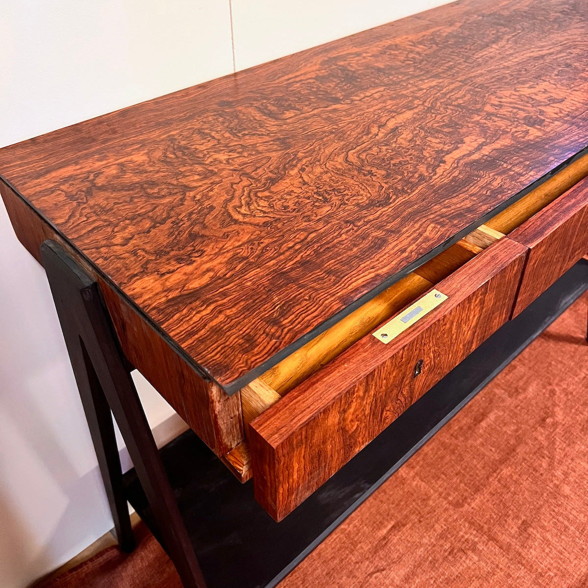 Bordet är byggt i american rosewood, vars naturligt vackra textur lyfter fram bordets robusta uttryck. 