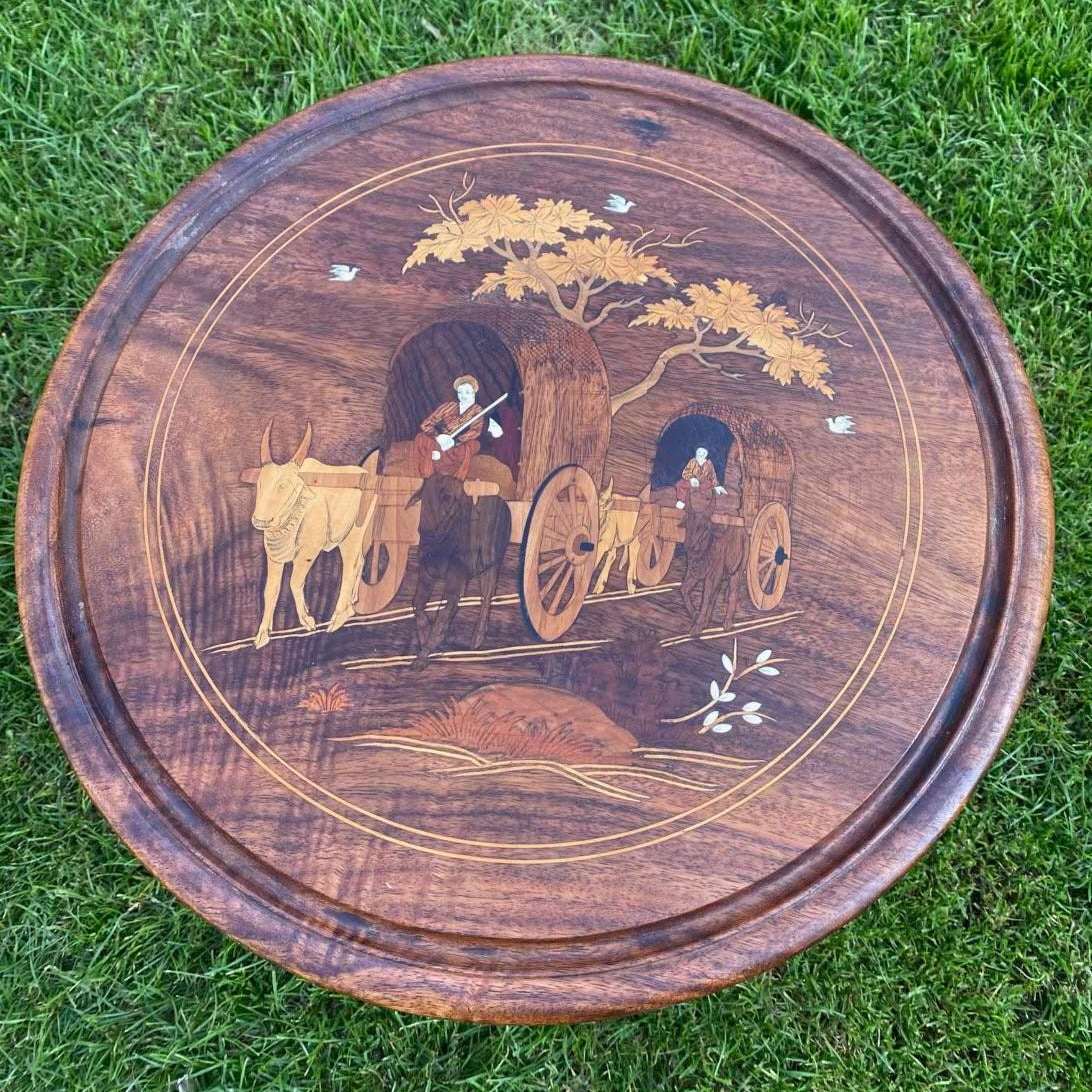 Bordet är tillverkat i rosenträ och har intarsiaarbeten med detaljerade scener.
