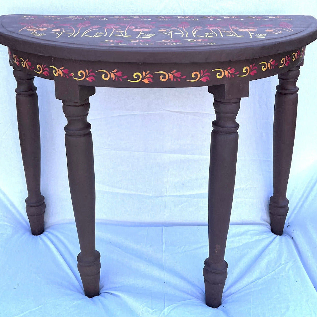 Detta exemplar är tillverkat i furu och har målats med den populära Chalk Paint från Annie Sloan, vilket ger det en mjuk, matt finish med vintagekänsla. Den handmålade ytan tillför en charm som gör bordet lika vackert som användbart.