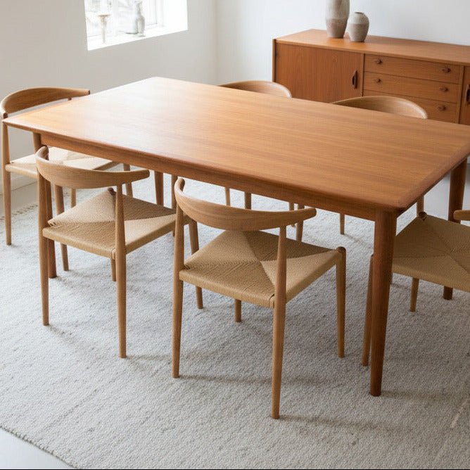 Bord med två skivor som går att dra ut från vardera kortsida.&nbsp;Ett mycket vackert matbord i teak med holländskt utdrag som kombinerar praktisk funktion med elegant design. 