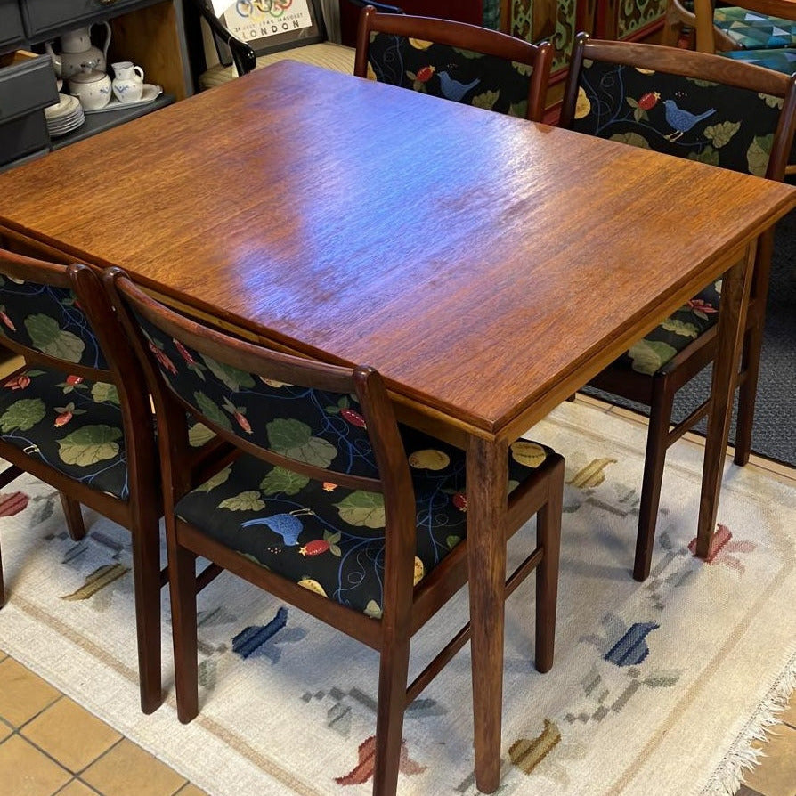 Bordet har vackra bruksspår som vittnar om ett långt liv och ger möbeln karaktär och autenticitet.