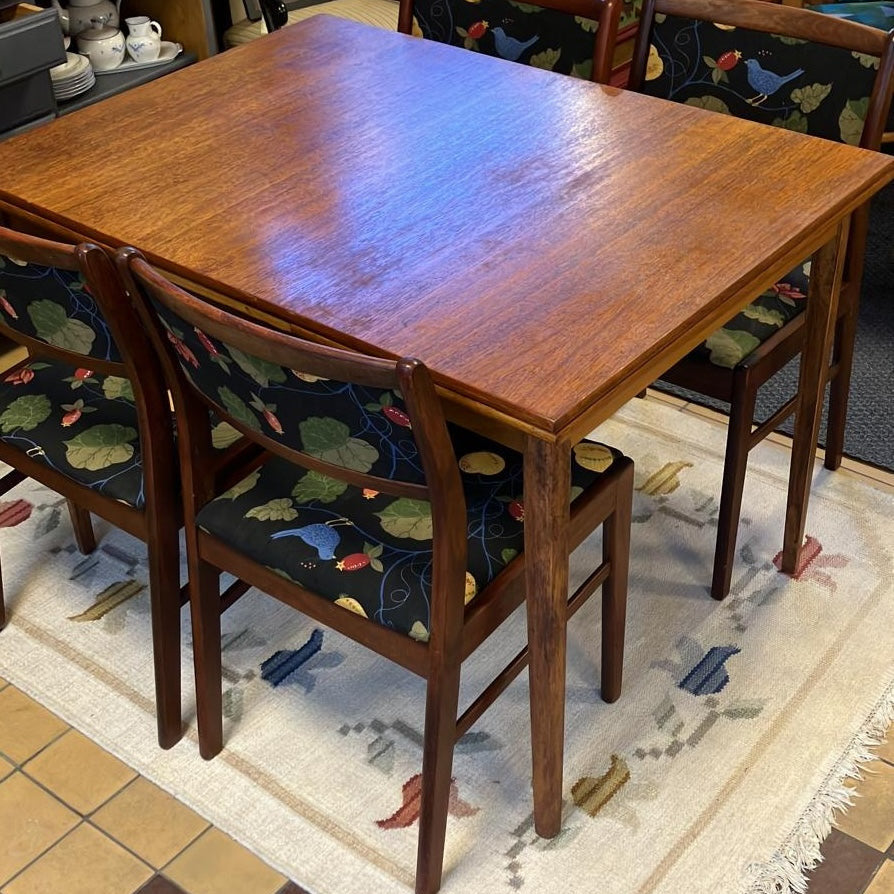 Bordet är nätt i sin form och passar perfekt i det mindre köket eller som ett flexibelt bord i sommarhuset, eller den mindre lägenheten.