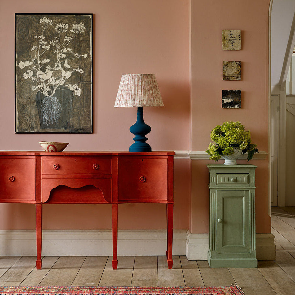 Ett vackert skrivbord målat i Paprika Red Chalk Paint från Annie Sloan.