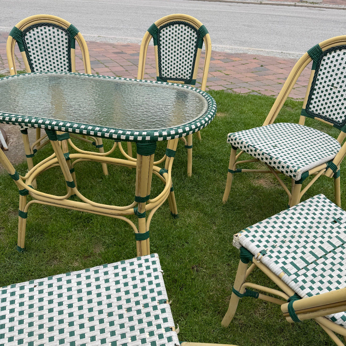 Caféset perfekt för långa sommarkvällar på uteplatsen, i trädgården eller på verandan. 