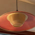 Lampskärmen är tillverkad i tålig plast med en karakteristisk randig design i rött och beige, kombinerat med mjukt cremevita detaljer som skapar en varm och inbjudande atmosfär. 