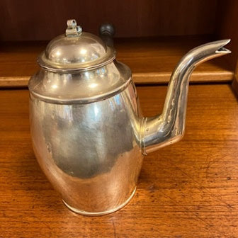 Använd chokladkannan som bruksföremål vid mysig vinterfika, eller låt den pryda köket, serveringsvagnen eller vitrinen som en glänsande påminnelse om svensk designtradition.