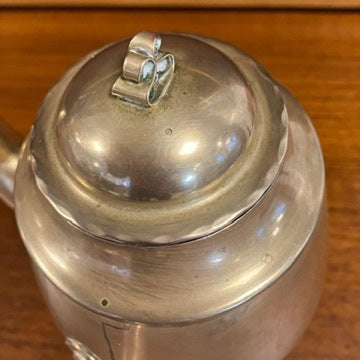 Upptäck en tidlös klassiker – en utsökt chokladkanna från 1900-talets första hälft, där funktion möter estetik i en harmonisk förening.