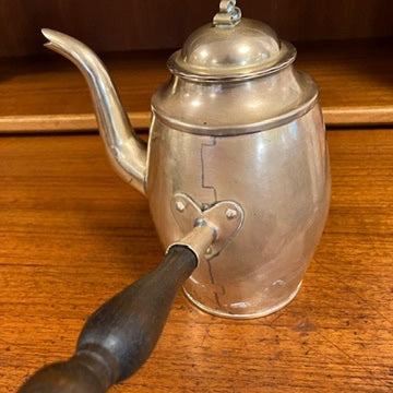 Detaljerna tyder på att kannan kan härstamma från det anrika bruket Skultuna, känt för sin över 400-åriga tradition av högkvalitativa metallföremål.