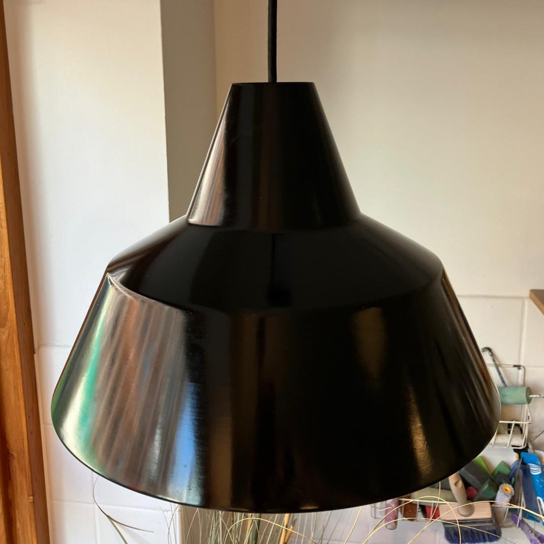 Ge ditt hem en touch av tidlös, industriell elegans med denna vackra taklampa från välrenommerade Fog & Mørup – ett namn synonymt med kvalitet och stil inom dansk designhistoria.