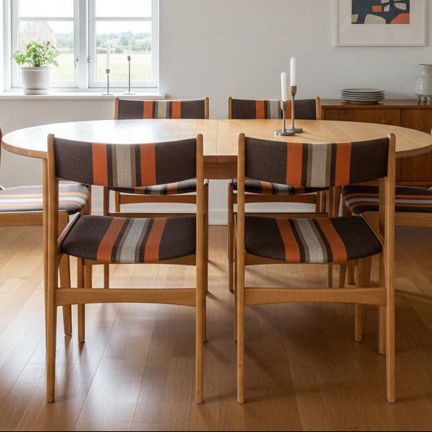 Danska matstolar designade av Erik Buch, från omkring 1950-/60-talet. Stolarna är utförda i vackert ljus ek.