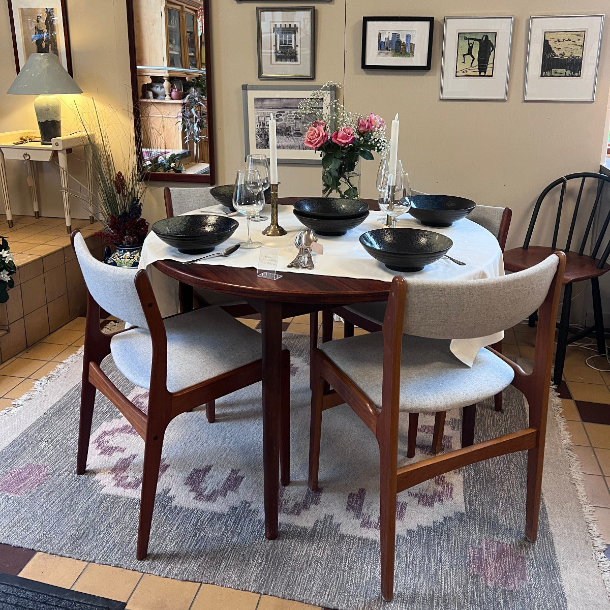 Stolen har en bred sits och en svängd, klädd rygg som ger både stöd och komfort. Vi har klätt om stolarna med ett danskt ulltyg från Kvadrat. Alla har samma tyg men en av stolarna skiljer sig från de andra tre genom att den är något högre i sitsen men har annars väldigt snarlik design.&nbsp;